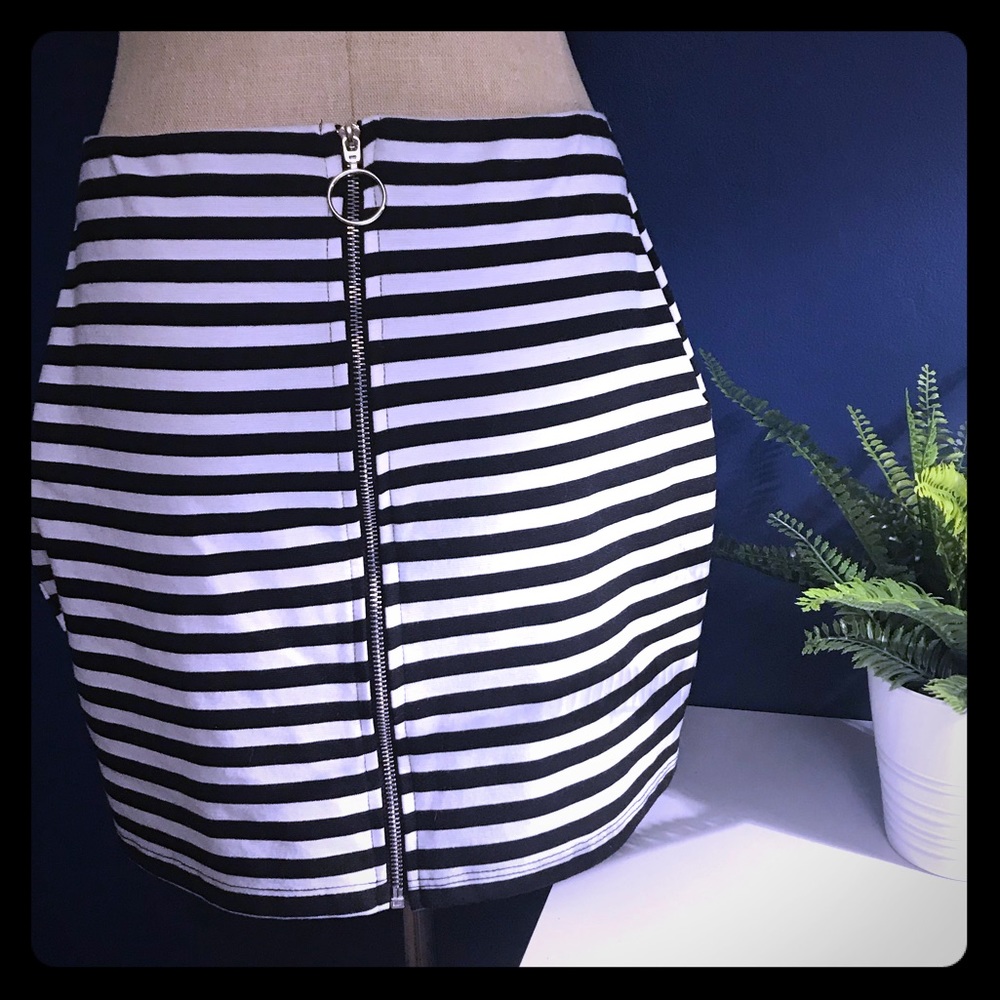 Black and White Striped Skirt w/ Zipper MD